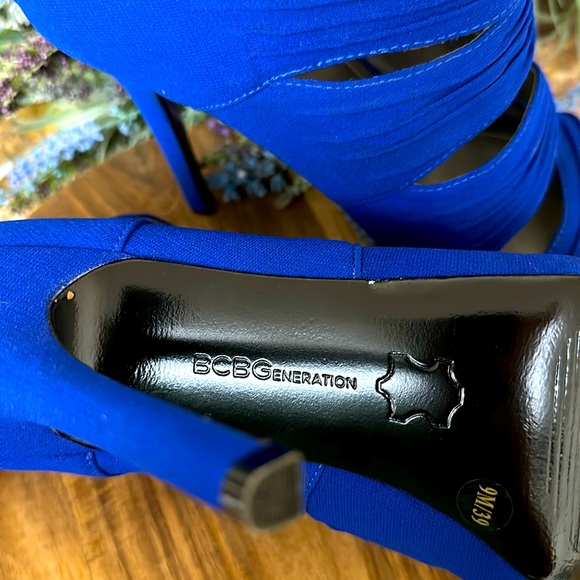 BCBGeneration EUC Blue Heels - Picture 3 of 6